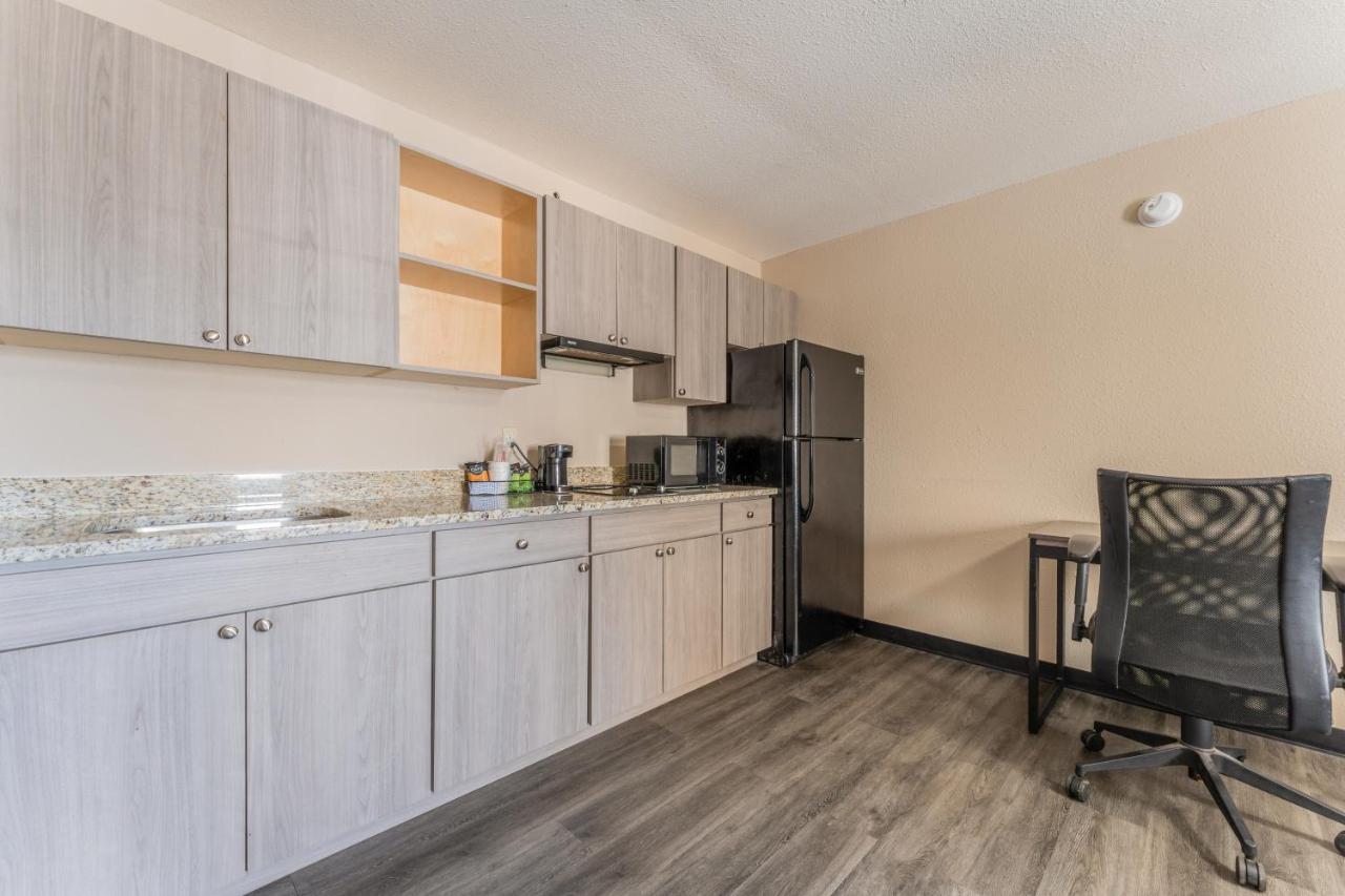 Super 8 By Wyndham Lake Charles Northeast Buitenkant foto